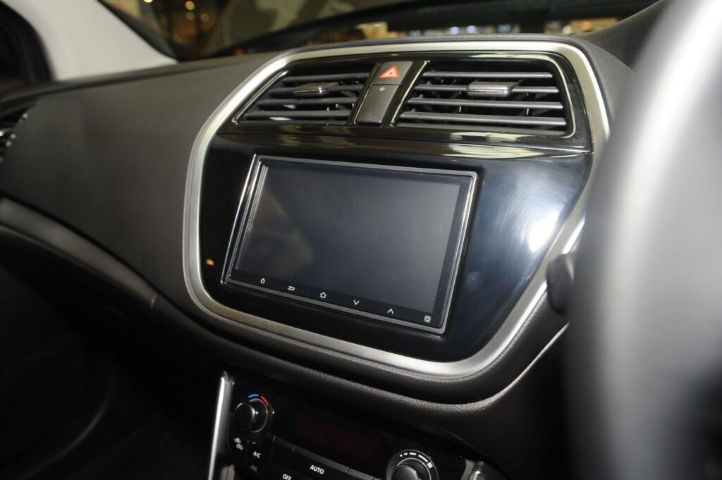 Kebingungan Berakhir: Perbedaan Antara Head Unit Single Din dan Double Din