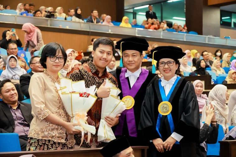 Kisah Cinta Hari dan Dwi: Keduanya Dilantik Sebagai Guru Besar Unair dalam Satu Upacara
