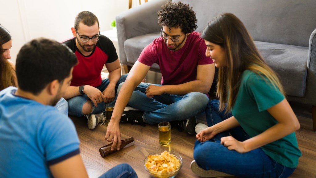 120 Pertanyaan Truth or Dare yang Akan Buat Momen Anda Semakin Hilarious dan Seru