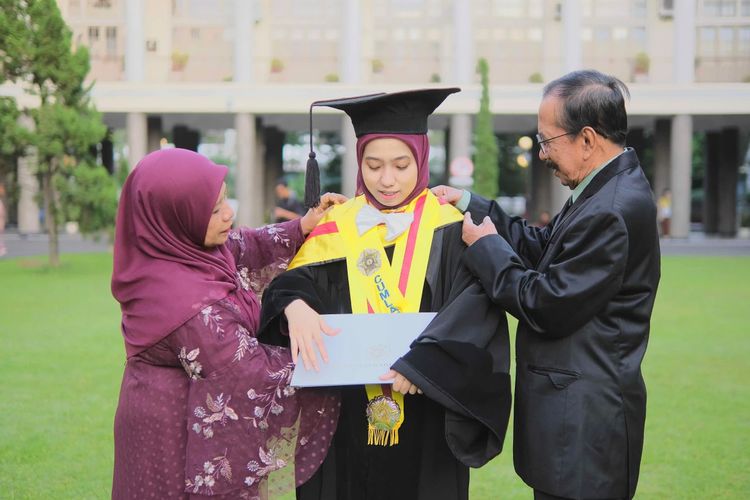 Kisah Inspiratif: Dewi, Sarjana Muda S3 UGM, dengan Orang Tua yang Hanya Tamatan SMP dan SD