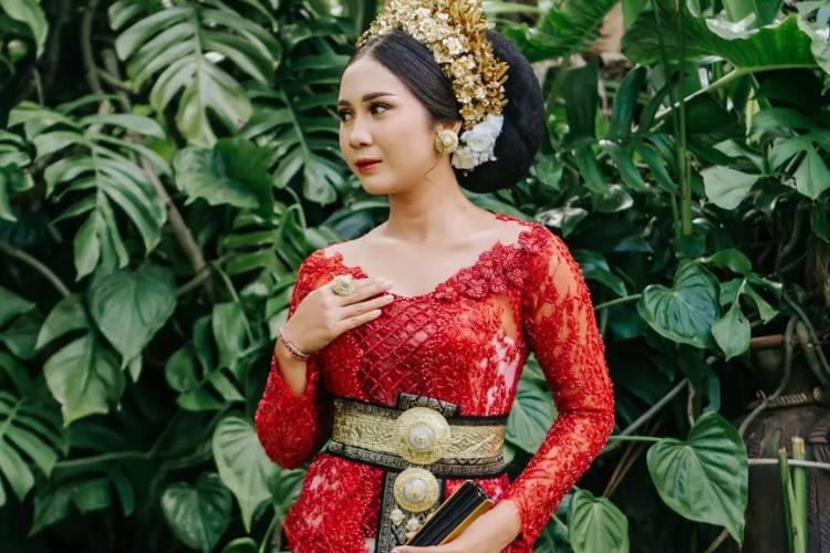 7 Inspirasi Kebaya Sabrina Bali: Dari Nuansa Klasik hingga Gaya Berani