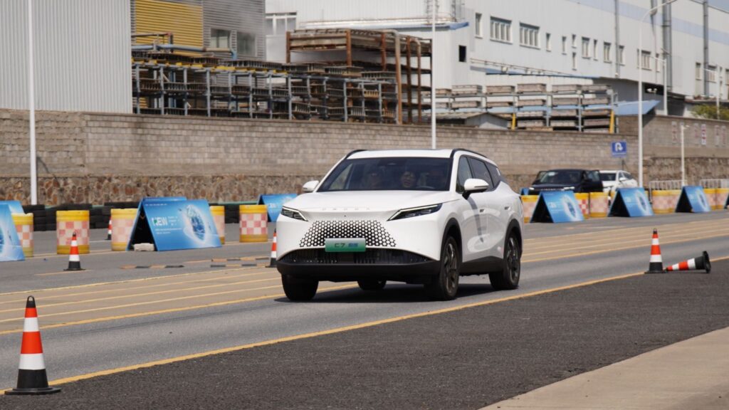 OMODA 7 Plug-in Hybrid: Daya Listrik Hingga Berapa Kilometer?