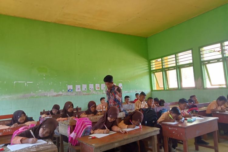 Guru Honorer DiPECAT Karena Skandal Korupsi Foto Rumah di Proyek BSPS