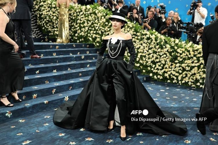 Gaya Elegan Jennie BLACKPINK dengan Tuxedo Dress di Met Gala 2025