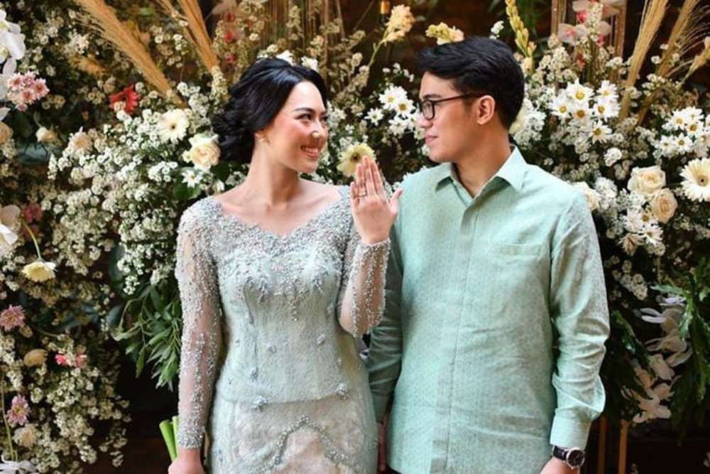 10 Inspirasi Kostum Lamaran couple Modern: Sederhana Namun Serasi