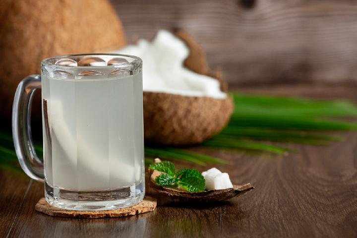 5 Situasi di Mana Minum Air Kelapa Sebaiknya Dihindari